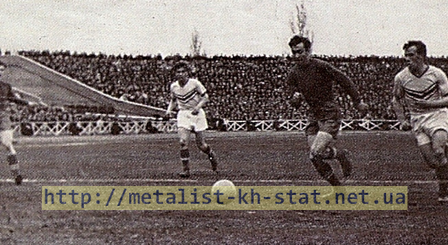 В атаке Н.Масленников. Авангард Харьков. 1956 год