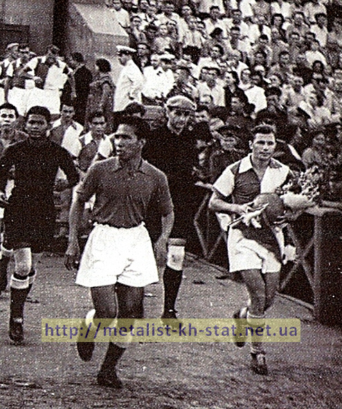 Капитан Авангарда В.Зуб - выводит команду на игру. 1958 год.