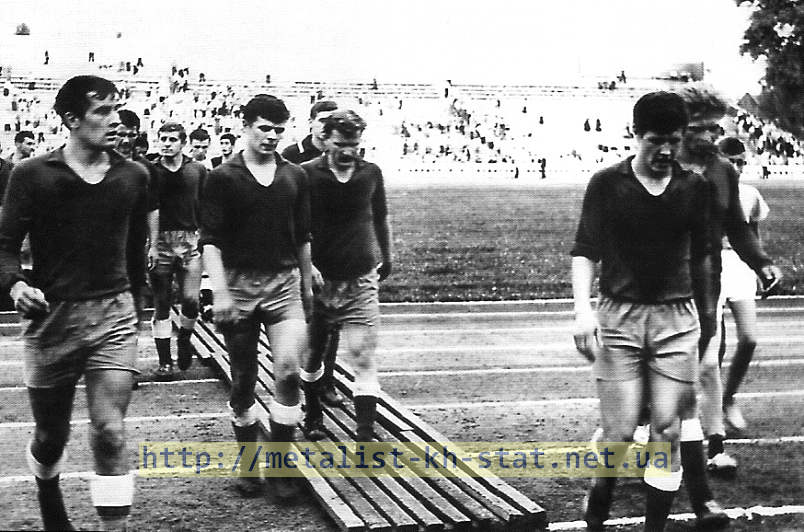 Авангард Харьков после очередной игры. 1964 год.