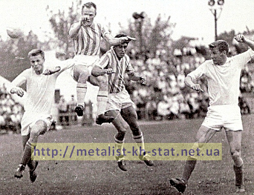 В борьбе за мяч А.Поскотин и Н.Каштанов - Авангард Харьков. 1966 год.