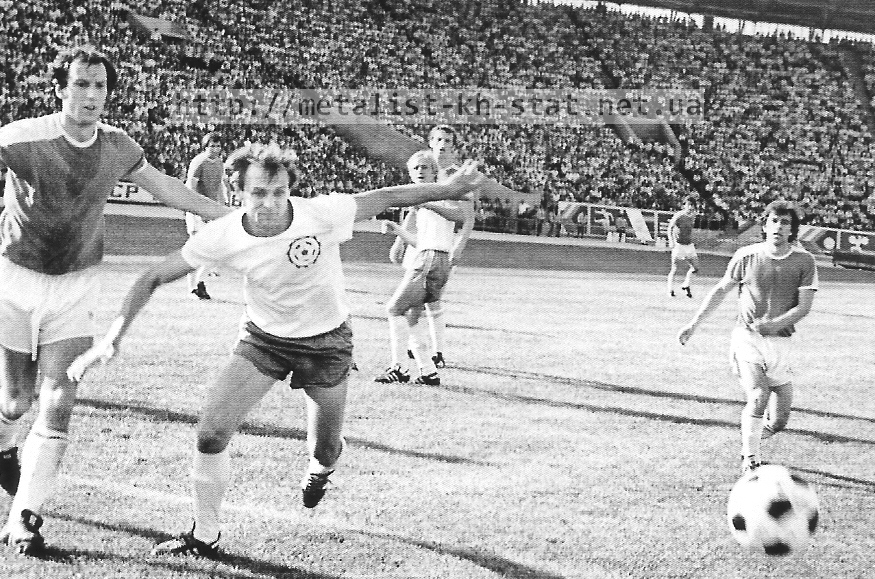 Александр Довбий - прорыв к воротам соперника. 1980 год