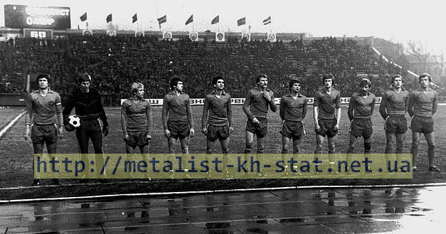 1982 год. Спустя 18 лет - вновь в высшей лиге. Перед началом матча с Днепром (фото №2)