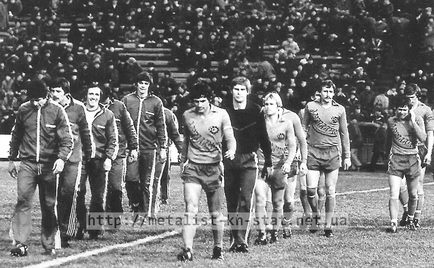 1982 год. Спустя 18 лет - вновь в высшей лиге. Перед началом матча с Днепром (фото №3)
