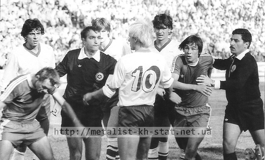 1983 год. Судьи - Р.Рагимов и О.Дурмушев удерживают О.Крамаренко и В.Сусло от драки с Э.Малкявичюсом (Жальгирис)